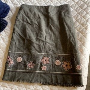 Gray flannel skirt with embroidered pink flowers 2